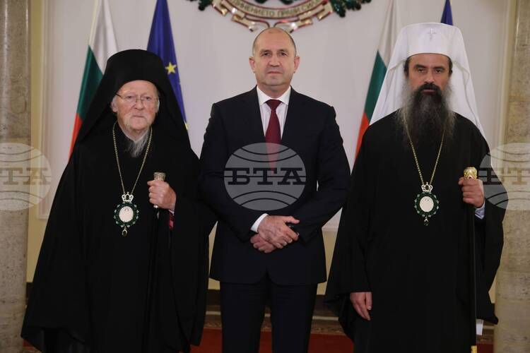 Православната вяра съхранява моралните ценности и обединява обществото ни в свят на разделение, каза премиерът Румен Радев