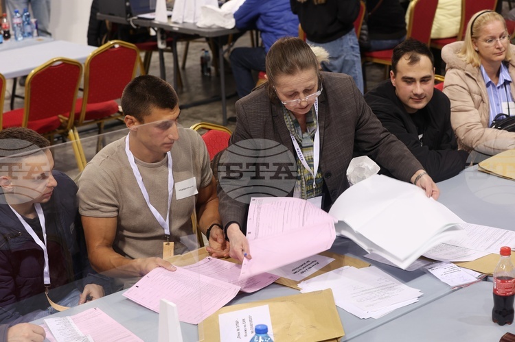 Приключи приемането на протоколите на секционните избирателни комисии от 23 ти и 25 и изборен район в зала „Арена 8888“ в София