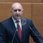 ОБНОВЕНА „Лукойл“ е осигурен със суровина до средата на декември, място за паника няма, заяви премиерът Румен Радев