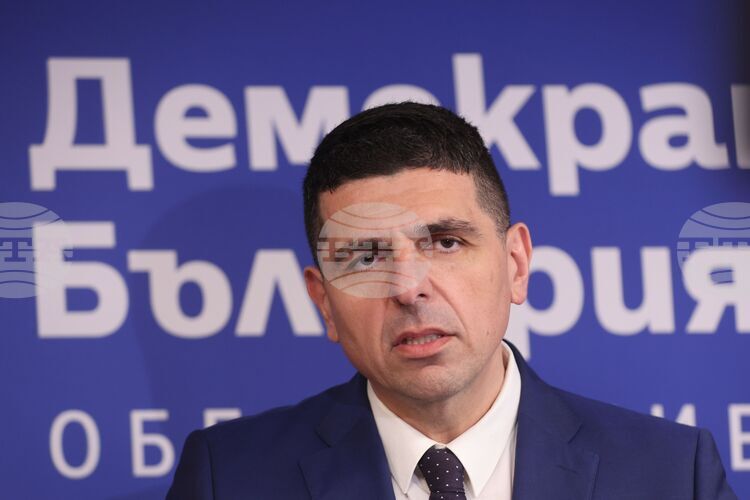 Защо не бе спасен контейнеровозът с 421 контейнера на борда, пита Ивайло Мирчев и отправя пет въпроса към управляващите
