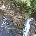 Мъж и жена са в болница, след като автомобилът им падна в река Арда
