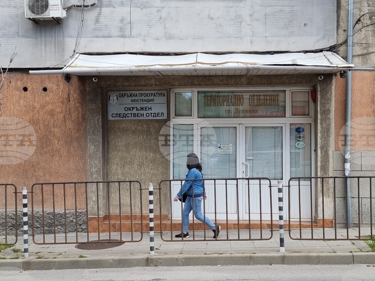 ОБНОВЕНА Двама мъже са обвинени в грабеж на 375 евро от офис в Дупница