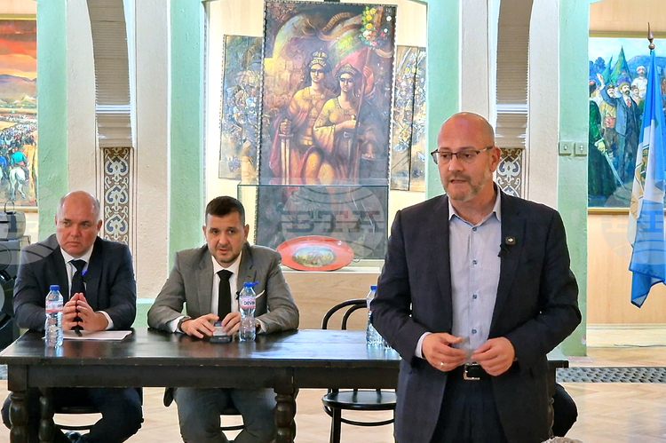 „Демократи за силна България“ представи пред граждани в Пловдив програмната рамка на партията „Малка държава. Силна България“