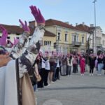 Над 100 души образуваха във Враца розова лента символ на борбата с рака на гърдата