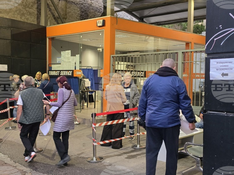 Първите български граждани вече упражниха правото си на глас в гръцката столица Атина; изборният ден започна нормално и навреме
