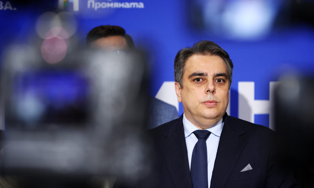 Асен Василев: 900 000 показаха "червен картон" на Радев и ПБ