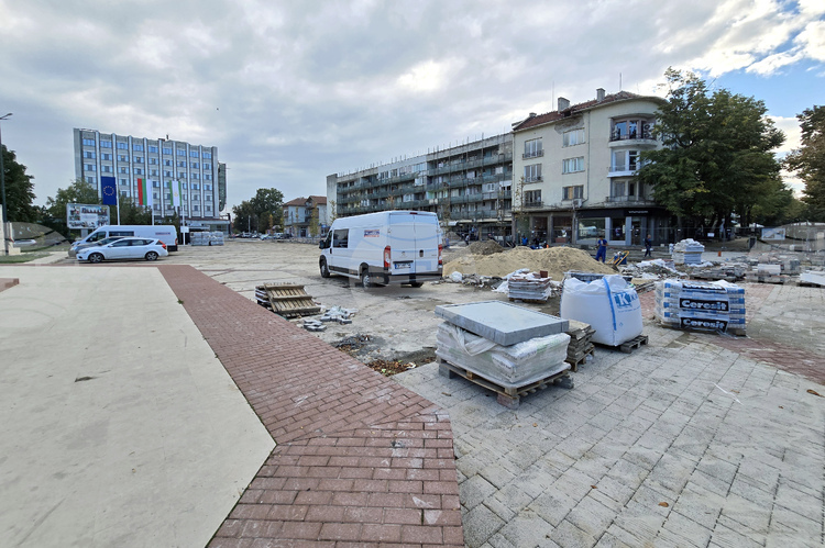 Ремонтните дейности на централния площад в Бяла Слатина се извършват по график, каза кметът Иво Цветков