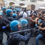 Сблъсъци избухнаха между протестиращи и полиция в Милано за втори пореден ден