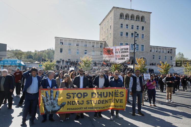 Преподаватели се присъединиха към протестите в Албания и подписаха петиция с искане за оставката на премиера Еди Рама