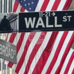 Промишленият индекс dow jones нарасна с над 300 пункта в началото на днешната търговия на Уолстрийт