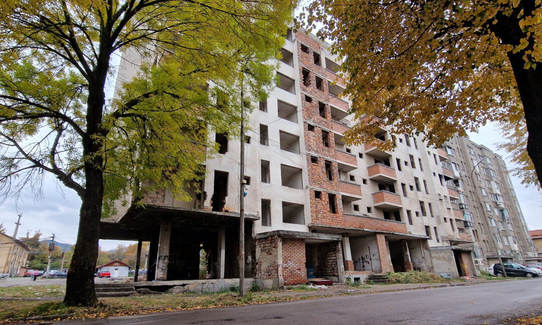 След години проблеми с обществения ред недостроен блок в Перник е продаден