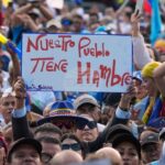 Венецуелци излязоха на улиците с искане за избори при първия национален протест от близо две години