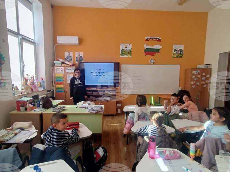 Читалищната библиотека в Нови пазар направи пред ученици презентации за медийната грамотност и киберсигурност