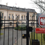 Посланиците на Полша в Китай и Румъния обявиха, че подават оставка заради изострилия се спор около назначаването на съдии в Конституционния трибунал