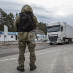 Украйна се стреми да премести митническите проверки на тирове на територията на съседни страни от ЕС, съобщи „Файненшъл таймс“