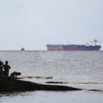 Руските власти съобщиха, че екипажът на танкер е бил спасен в Черно море след нападение, което е предизвикало пожар на борда