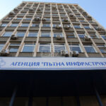 Движението при участъка от 350 и до 359 и км на АМ „Хемус“ в посока Варна се осъществява с преминаване от една лента в друга до 14:00 ч. днес