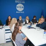 Приемната грижа в област Разград и възможностите за привличане на нови приемни родители бяха във фокуса на дискусията „Приеми ме“
