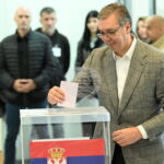 Вучич обяви, че според предварителна извадка от резултатите партията му ще има 105 места в парламента, а студентите между 135 и 140