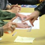Маскирани мъже нападнаха младежи пред секция в Сърбия, граждани откриха бейзболни бухалки пред офис на управляващата партия