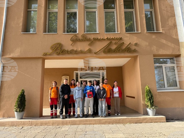 Фондация „Лазар Радков“ дари дефибрилатор на училище в Брезник, предстоят дарения и за две училища в Перник