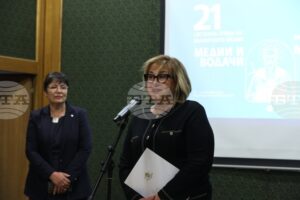 Свикнали сме разстоянията да не ни делят, заявява президентът Илияна Йотова в поздравителен адрес