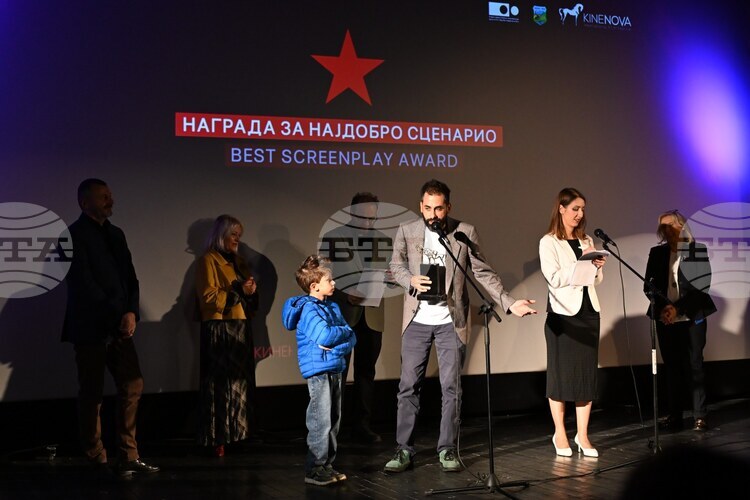 Христо Симеонов и Петър Крумов получиха наградата за най добър сценарий за филма "В обувките на баща ми" на фестивала "Киненова" в Скопие