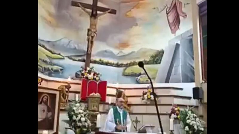 Кръст падна и уби свещеник по време на литургия