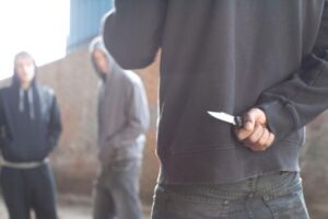 Ужас! Мъж намушка с нож двама младежи в района на Малкото НДК в София
